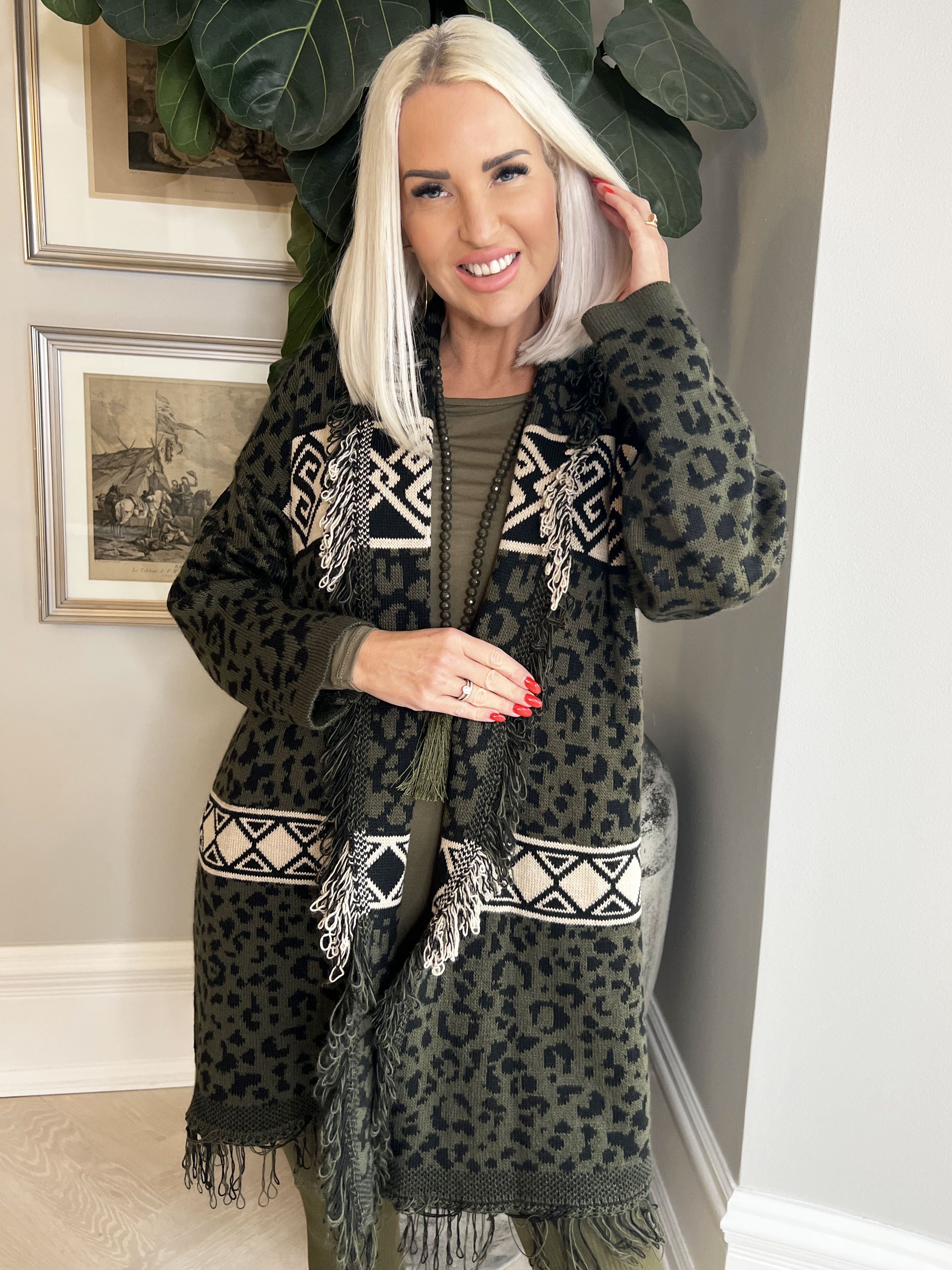 Hadia - Tjock stickad kofta med leopardmönster